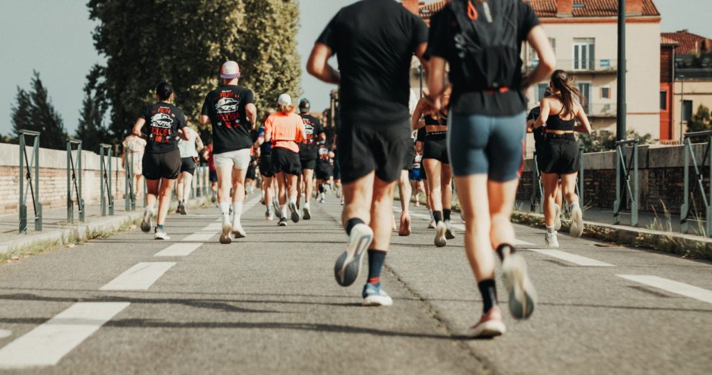 Coureurs du 10 km du Stade Toulousain sur un pont de Toulouse